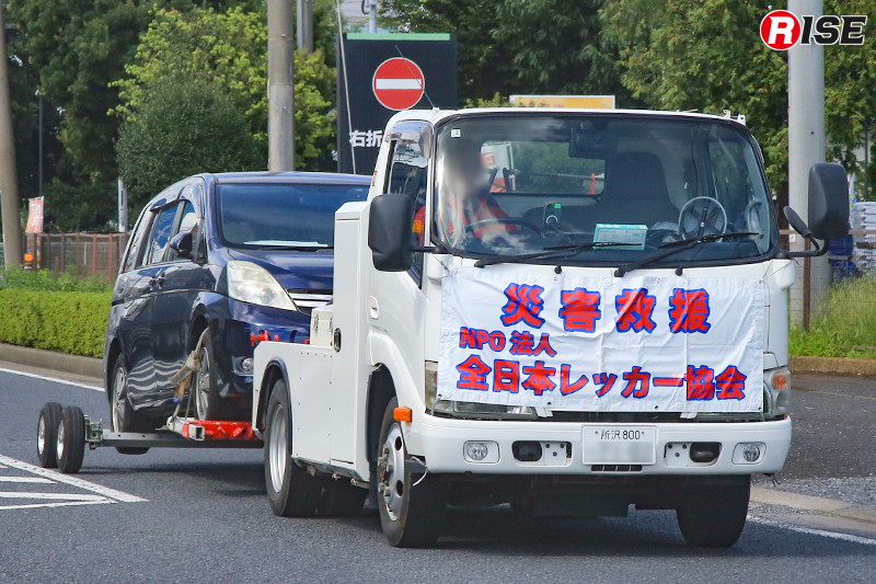 被災した車両を搬送するレッカー車(千葉市)