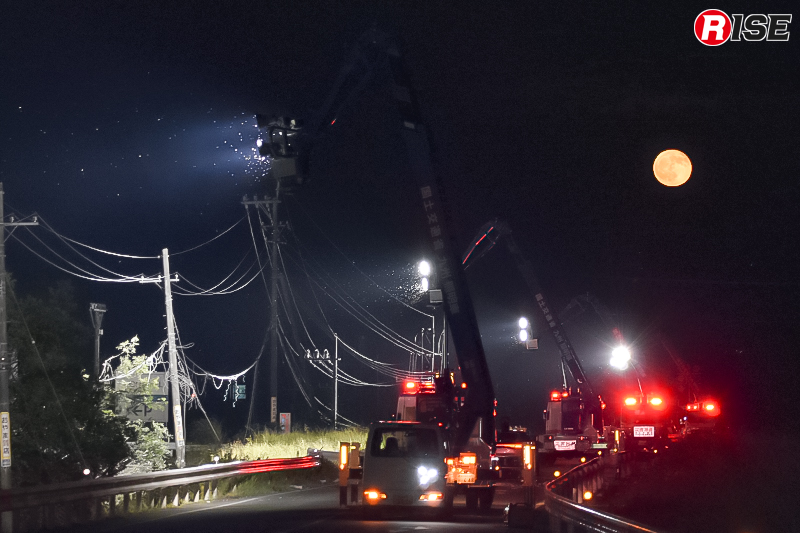 国土交通省の照明車が現場一帯を照らし、夜間の活動を支えた。