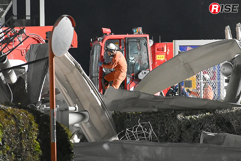 瓦礫撤去に活躍した消防の重機。写真は福岡市消防局の重機を操作し、瓦礫撤去を進める佐賀県大隊隊員。