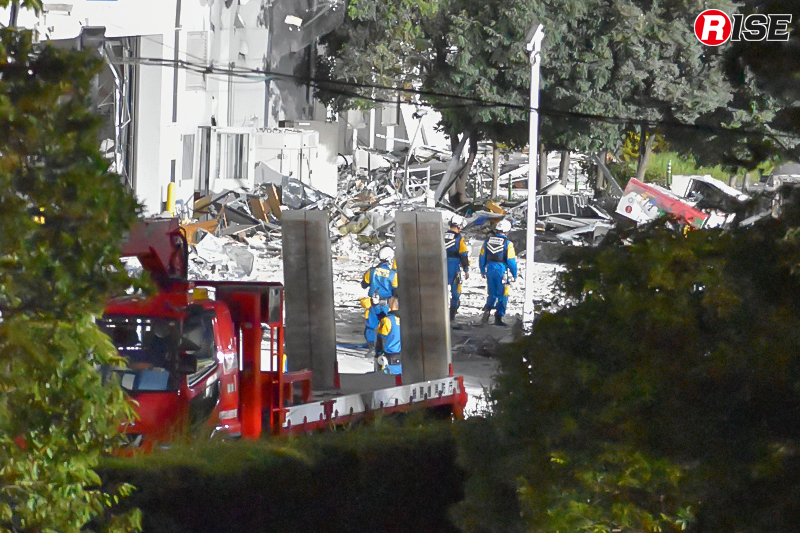 爆発現場では、消防、警察、自衛隊など関係機関による活動が発災から2日後も続けられていた。