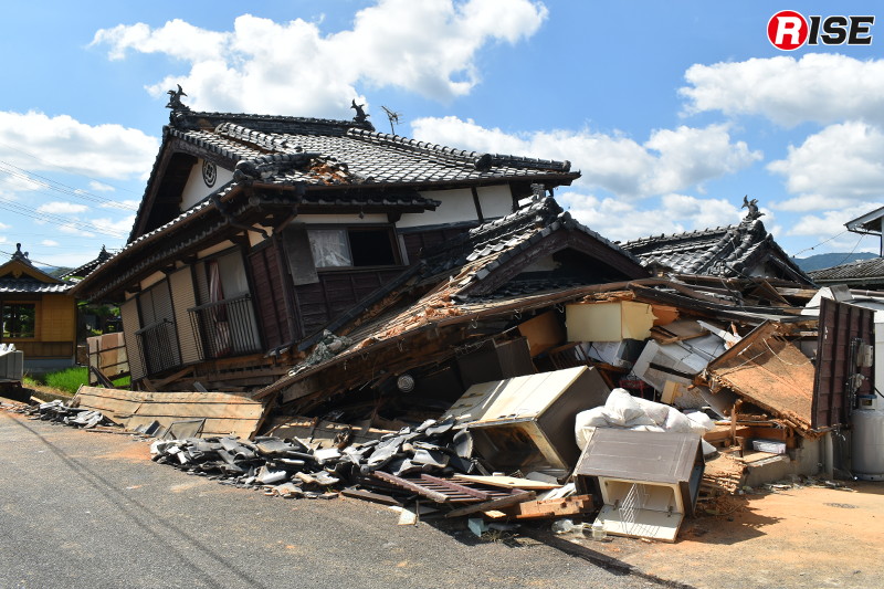 震度7を観測した氷川町では、倒壊した住宅が各所で見られた。
