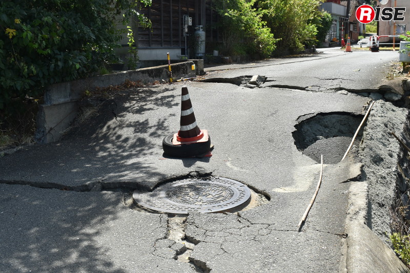 生活道路では路面の陥没や亀裂、段差が各所で発生。通行規制が行われていた。