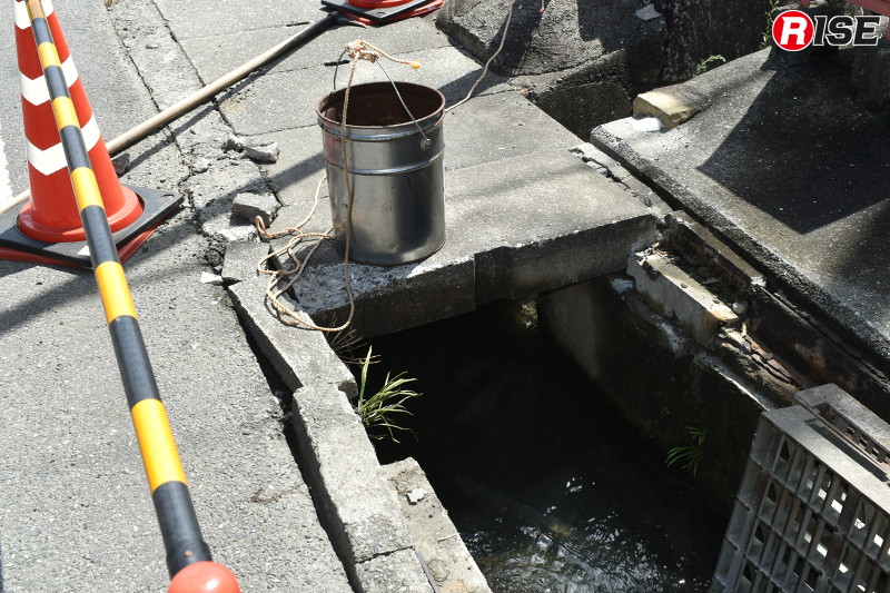 断水の影響により、水路の水を生活用水として利用する住民の姿も見られた。