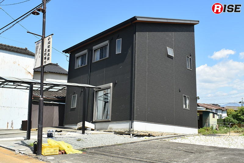 倒壊は免れた比較的新しい住宅。外観上は大きな被害がないように見えるものの、基礎や地盤に深刻な被害を受けた住宅も見られた。