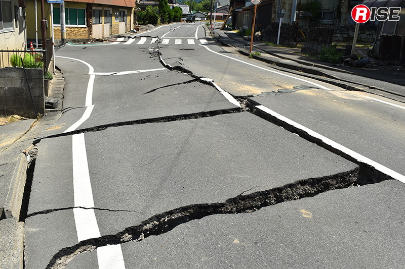 隆起や亀裂により、大きく損傷した生活道路。被害は幹線道路だけでなく住宅地にも及んでいた。
