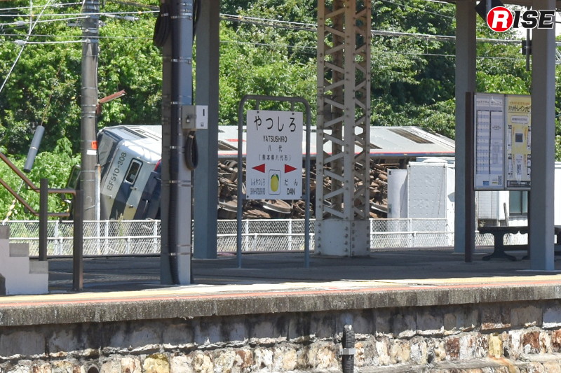 八代駅では貨物列車(EF510形)が横転。線路設備にも大きな被害が及んだ。