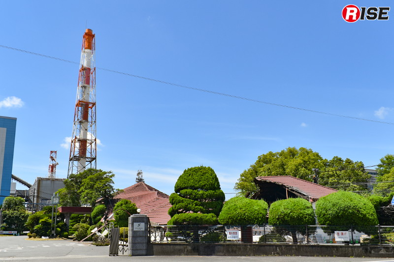 日本製紙八代工場では5本ある煙突のうち3本が被災。2本が倒壊して死傷者が発生し、写真奥に見える高さ約110mの煙突も上部付近から折損した。工場内の建屋にも被害が見られた。