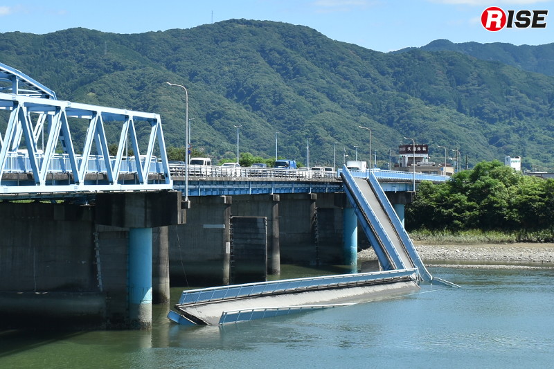 球磨川に架かる植柳橋では、歩行者用橋梁(側道橋)が落橋した。