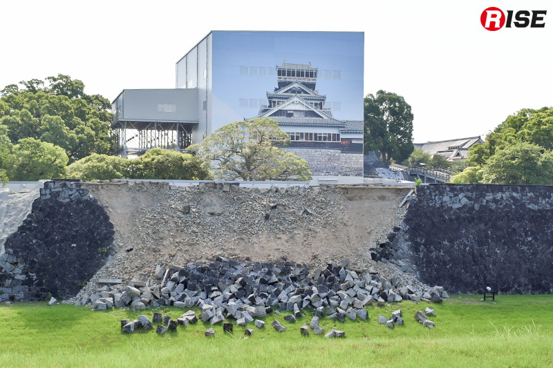 熊本城では石垣が崩落。平成28年熊本地震からの復旧工事が続く中、新たな被害に見舞われた。